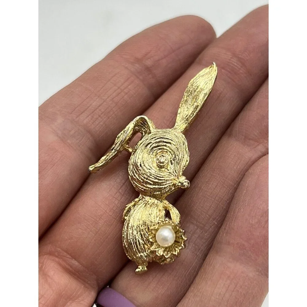 Brooch Bunny Rabbit Pin Holding Flower w/ Pearl Brushed Gold Tone 2” Easter Gift